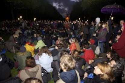 Indignados espa&ntilde;oles, en el parque Elisabeth de Bruselas.