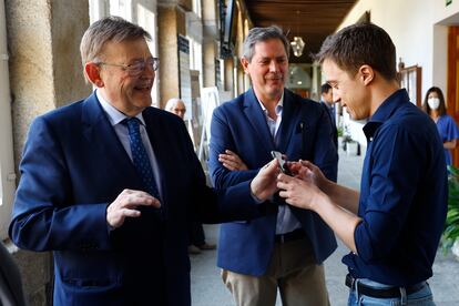 El presidente de la Generalitat valenciana, Ximo Puig (izquierda), conversa con el líder de Más País, Íñigo Errejón (derecha), a su llegada a los Cursos de Verano de la Universidad Complutense de Madrid este martes en San Lorenzo de El Escorial, Madrid.