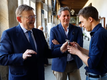 El presidente de la Generalitat valenciana, Ximo Puig (izquierda), conversa con el líder de Más País, Íñigo Errejón (derecha), a su llegada a los Cursos de Verano de la Universidad Complutense de Madrid este martes en San Lorenzo de El Escorial, Madrid.