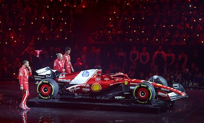 Hamilton, durante la presentación del bólido junto a Frederic Vasseur y su compañero Charles Leclerc.