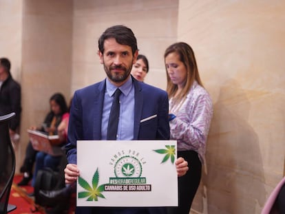 El representante por Bogotá, Juan Carlos Losada, después de que aprobó el proyecto de ley. BOGOTÁ (COLOMBIA), 9 DE MAYO DE 2023. - La Cámara de representantes aprueba el uso recreativo de cannabis para adultos en Colombia.