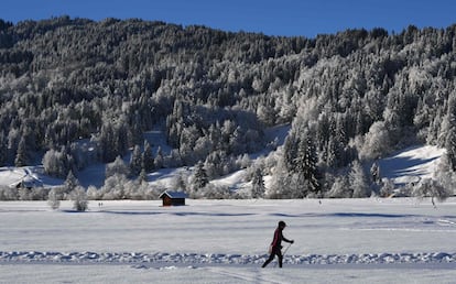 Un hombre hace esquí de fondo cerca de Oberstdorf (Alemania).