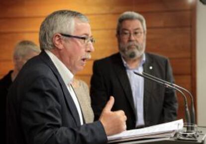 Los secretarios generales de CCOO, Ignacio Fernndez Toxo (i), de UGT, Cndido Mndez (d), en una rueda prensa tras su encuentro en La Moncloa con el presidente Mariano Rajoy. EFE/Archivo