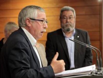 Los secretarios generales de CCOO, Ignacio Fernández Toxo (i), de UGT, Cándido Méndez (d), en una rueda prensa tras su encuentro en La Moncloa con el presidente Mariano Rajoy. EFE/Archivo