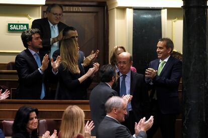 El diputado de Vox Antonio Gil Lázaro (centro), es aplaudido por sus compañeros después de que su grupo haya logrado entrar en la Mesa del Congreso.