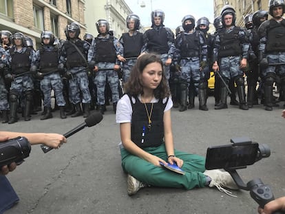 La activista Olga Misík sostiene un ejemplar de la Constitución rusa frente a la policía en una protesta en Moscú, en julio de 2019.