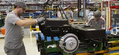 Operarios en planta de PSA Peugeot en Vigo (Galicia).