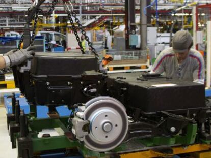 Operarios en planta de PSA Peugeot en Vigo (Galicia).