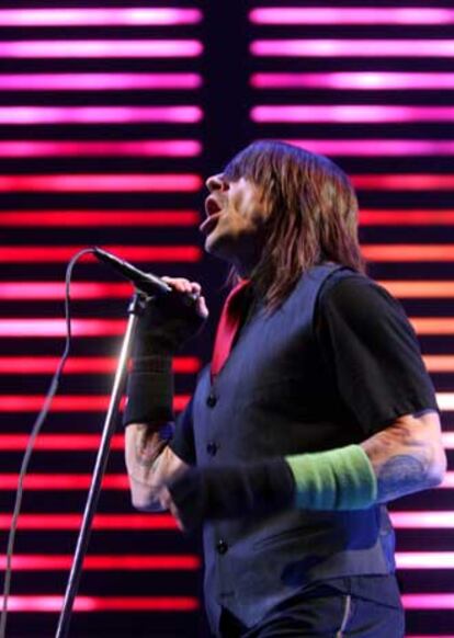 Anthony Kiedis, vocalista de Red Hot Chili Peppers,  en un momento del concierto ofrecido en Barcelona.