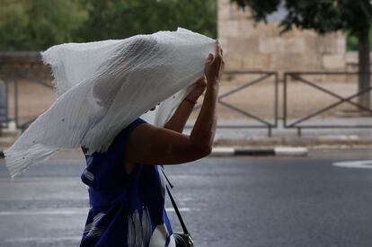 Una mujer se protege de la lluvia durante la tormenta caída el lunes en Valencia.