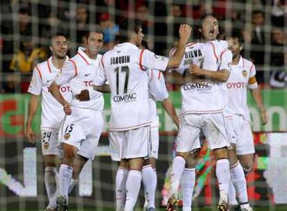 El delantero valencianista se abraza a sus jugadores tras marcar por segunda vez al Mallorca