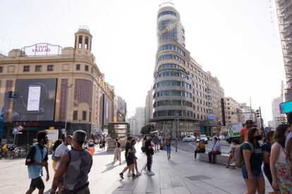 Personas con mascarilla pasean por la madrileña Plaza de Callao.