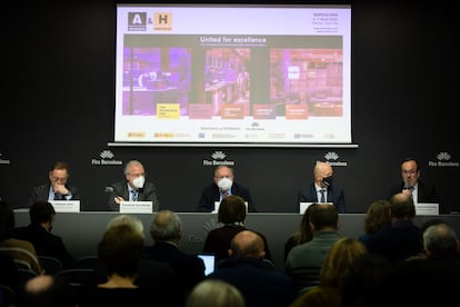 (I-D) El director de Alimentaria, José Antonio Valls; el general de Fira de Barcelona, Constantí Serrallonga; el presidente de Alimentaria, José Luis Bonet; el presidente de Hostelco, Rafael Olmos y el director general de FIAB, Mauricio García de Quevedo, en la presentación de la edición 2022 de Alimentaria&Hostelco, en la Fira de Barcelona Montjuïc.