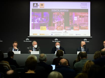 (I-D) El director de Alimentaria, José Antonio Valls; el general de Fira de Barcelona, Constantí Serrallonga; el presidente de Alimentaria, José Luis Bonet; el presidente de Hostelco, Rafael Olmos y el director general de FIAB, Mauricio García de Quevedo, en la presentación de la edición 2022 de Alimentaria&Hostelco, en la Fira de Barcelona Montjuïc.