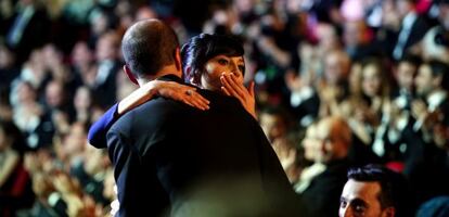 Marian &Aacute;lvarez, ganadora del Goya a mejor actriz por &#039;La herida&#039;, se abraza al director de la cinta, Fernando Franco.