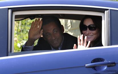 Nicolas Sarkozy y Carla Bruni el pasado 31 de julio, en el momento de llegar a Cap Negre (Francia).