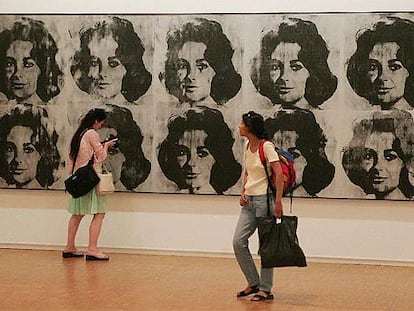 Una de las obras de Andy Warhol expuestas en la exposicion <i>Big Bang </i> en el Centro Pompidou de París.