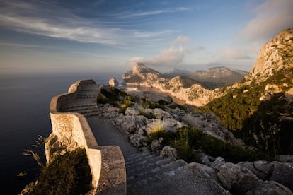 Sa Creueta lookout. The Sa Creueta lookout (or El Colomer) is a vertical rock, 232 meters above sea level, that rises from the Formentor peninsula in the northeast of Mallorca. It is the best lookout of all the vantage points along the 18-kilometer road that winds around Pollença bay. It’s magnificent view of Formentor cove is best seen at sunset.