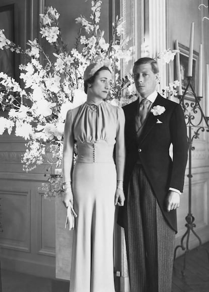Wallis Simpson se casó con el que podía haber sido Eduardo VIII del Reino Unido el 3 de junio de 1937 en el castillo francés de Candé. Diseñado por Mainbocher en seda azul y a juego con los ojos de la novia (dando lugar al color azul Wallis), el traje es un icono de elegancia. Compuesto por una falda larga hasta los tobillos y una chaqueta estilo corsé de manga larga, con costura y cuello en forma de corazón, que Simpson remata con un broche de zafiros y diamantes. Acompaña al estilismo un sombrero a modo de diadema y guantes.
Simpson también ha pasado a la historia como la primera Woman of the Year de la revista TIME en 1937.