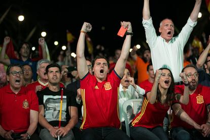 Albert Rivera, Inés Arrimadas y Juan Carlos Girauta (a la derecha) celebran los goles de la selección española contra Turquía en el Arco del Triunfo de Barcelona, en junio de 2016.