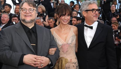Desde la izquierda, Guillermo del Toro, Sherezade Goldsmith y Alfonso Cuar&oacute;n, el martes en Cannes.