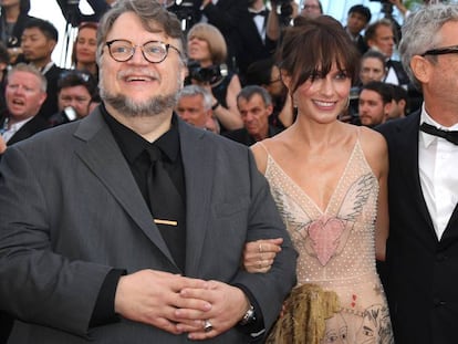 Desde la izquierda, Guillermo del Toro, Sherezade Goldsmith y Alfonso Cuar&oacute;n, el martes en Cannes.