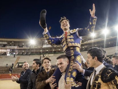 Jesús Chover, a hombros tras cortar dos orejas a su segundo novillo.