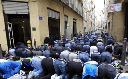 Musulmans resant en un carrer a Marsella l'abril del 2011.