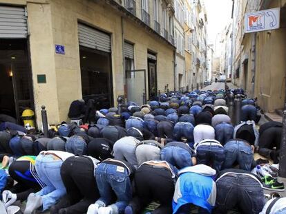 Muçulmanos rezando em uma rua de Marselha em abril de 2011.