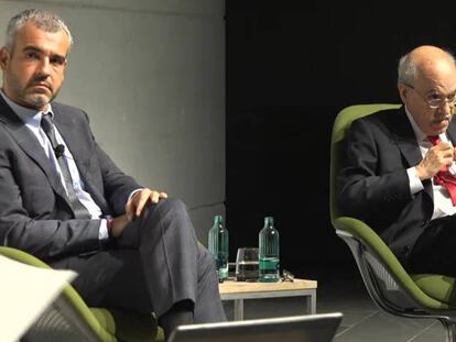 El presidente de Aena, Maurici Lucena, junto al catedrático de Economía de la Universitat Pompeu Fabra, Andreu Mas-Colell, en el debate organizado esta tarde en Barcelona por Esade.