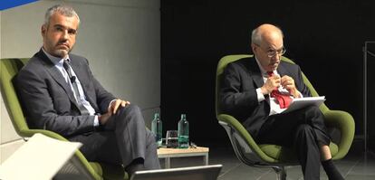 El presidente de Aena, Maurici Lucena, junto al catedrático de Economía de la Universitat Pompeu Fabra, Andreu Mas-Colell, en el debate organizado esta tarde en Barcelona por Esade.