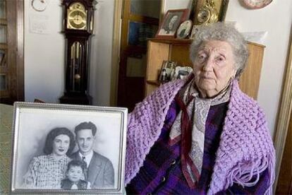 Francisca Pou Redondo, que solicitó plaza en una residencia de ancianos en agosto de 2004, en su casa, en Santiago de Compostela.