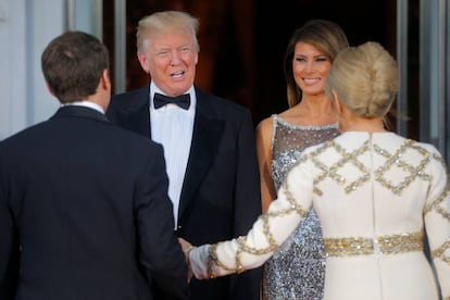 Donald Trump y Melania Trump reciben a Emmanuel Macron y su esposa Brigitte en la Casa Blanca antes de la cena de Estado, el 24 de abril de 2018.
