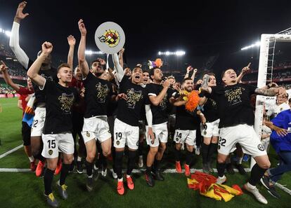 Los jugadores del Valencia levantan el trofeo ante los aficionados.