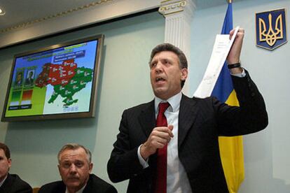 El presidente del comité electoral de Ucrania, Serhiy Kivalov, anuncia el resultado oficial, ayer en Kiev.