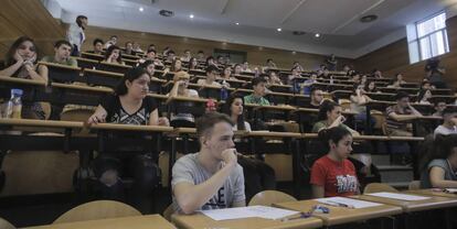 Alumnos antes del inicio del examen de Selectividad en la Universidad Complutense de Madrid.