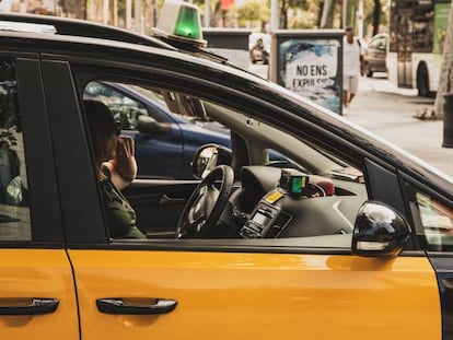 Una taxista, en las calles de Barcelona
