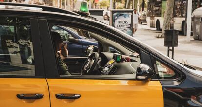 Una taxista, en las calles de Barcelona