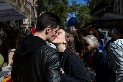 Una pareja se besa en la feria de Sant Jordi, en Barcelona, este miércoles.
