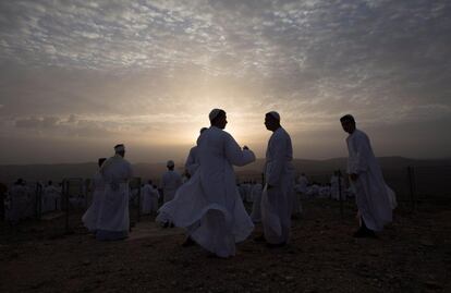 Miembros de la comunidad samaritana se congregan al amanecer para realizar una oración especial en lengua hebrea con motivo de la festividad judía de los Tabernáculos o Sucot, en el monte sagrado Gerizim, próxima a la ciudad cisjordana de Nablús.