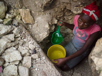 Una niña busca agua en Grand Grossier (al este de Haití).