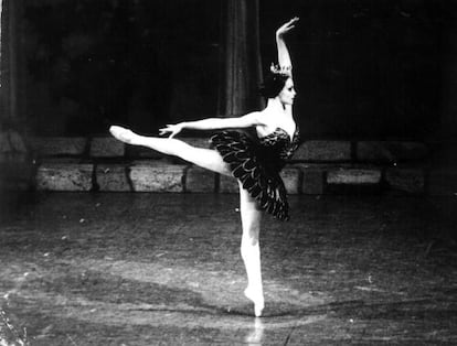 Rosario Suárez, en el papel del Cisne negro, durante su actuación con el Ballet Nacional de Cuba, en 1990.