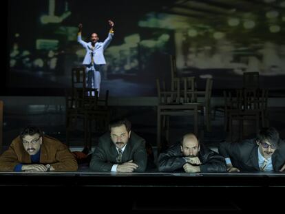 Una escena de la obra 'Fado alexandrino', adaptación de una novela de António Lobo Antunes, por la compañía del Teatro Nacional São João de Oporto, que ha cedido esta imagen.