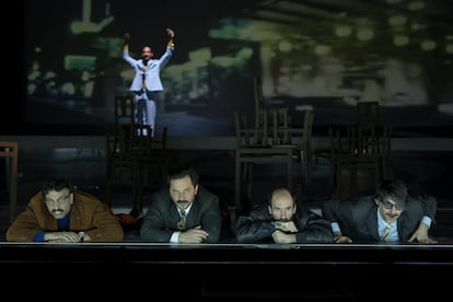 Una escena de la obra 'Fado alexandrino', adaptación de una novela de António Lobo Antunes, por la compañía del Teatro Nacional São João de Oporto, que ha cedido esta imagen.