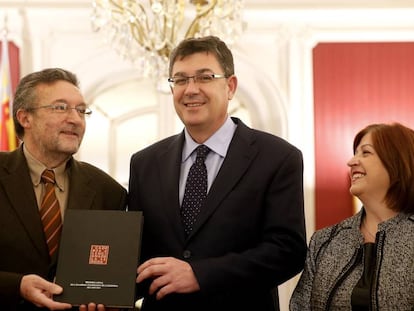 Josep Palomero, vicepresidente de la AVL, a la izquierda, entrega la memoria anual al presidente de las Cortes, Enrinc Morera.