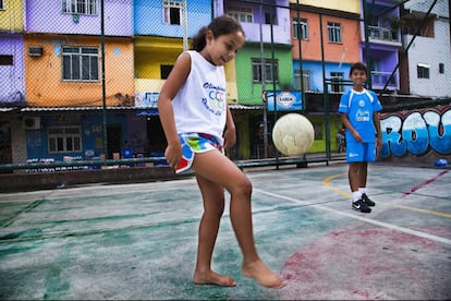 Una niña juega con la pelota en el campo de fútbol de la favela Rocinha. Los vecinos dicen que lo hace mejor que la mayoría de los chicos.