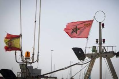 Algunos de los barcos de la flota pesquera de la localidad gaditana de Barbate con la bandera de cortesía marroquí. EFE/Archivo