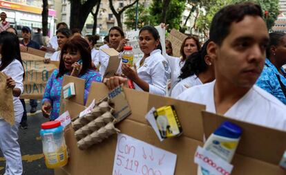 Enfermeros y médicos protestan por mejoras salariales en Caracas.