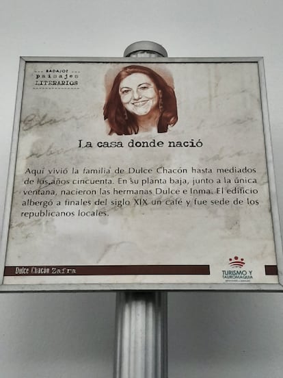 Señal informativa en la fachada de la vivienda de Zafra donde nació Dulce Chacón y que hoy es un hotel.