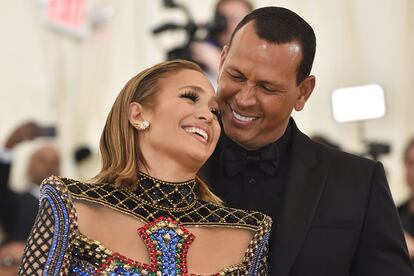 Jennifer Lopez y Alex Rodriguez posan en la gala Met 2018.